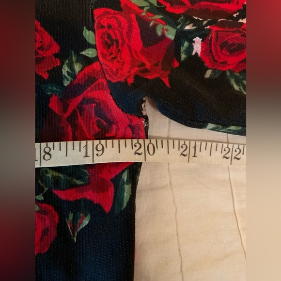 Divided by H&M rose pattern black sweatshirt size Small 100% lightweight cotton - Picture 7 of 10